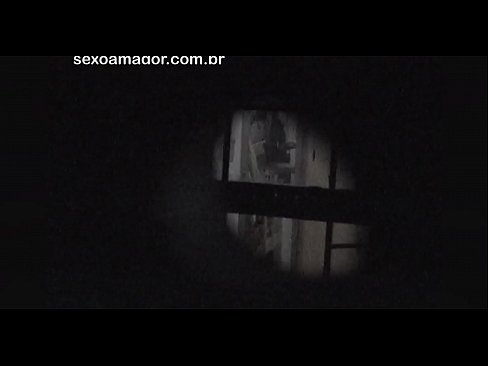 ❤️ Si Blondie ay lihim na nakunan ng video ng isang voyeur ng kapitbahayan na nakatago sa likod ng mga guwang na brick ️❌ Porno sa amin ﹏
