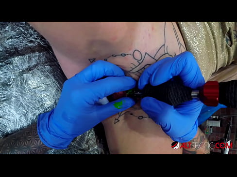 ❤️ Nagpa-tattoo sa kanyang klitoris ang sobrang tattoo na hottie na si Sully Savage ️❌ Porno sa amin ﹏
