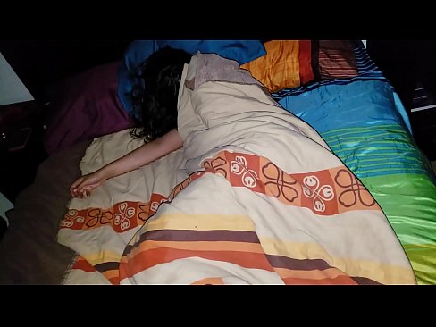 ❤️ Pinupunasan ng stepson ang kanyang batang madrasta habang natutulog ito. ️❌ Porno sa amin ﹏