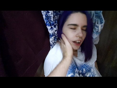 ❤️ Natagpuan ang aking kapatid na babae sa aparador at tinulungan ang kanyang cum ️❌ Porno sa amin ﹏