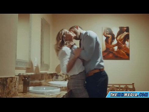❤️ Kapag ang isang busty blonde seduces sa isang pampublikong banyo ️❌ Porno sa amin ﹏